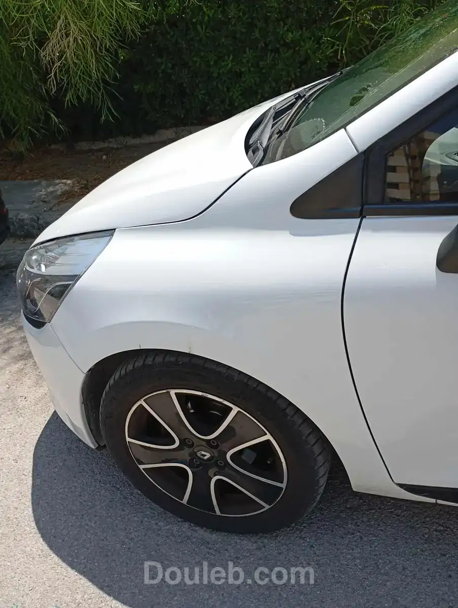 Clio 4 de couleur blanche en très bon etat - Miniature 5