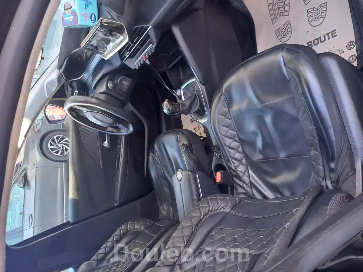 Voiture presque neuve de particulier populaire - Miniature 2