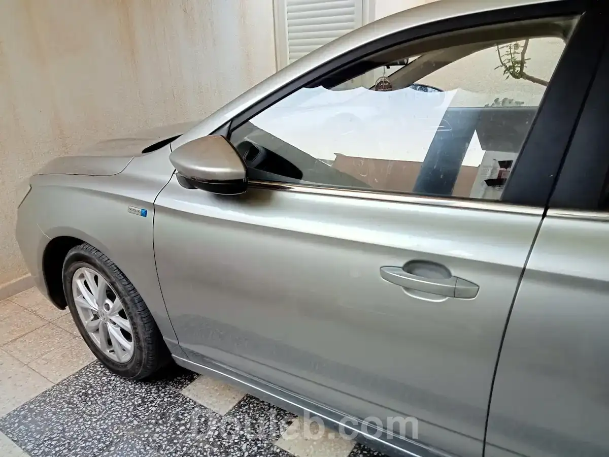 Belle voiture mg5 - Miniature 2