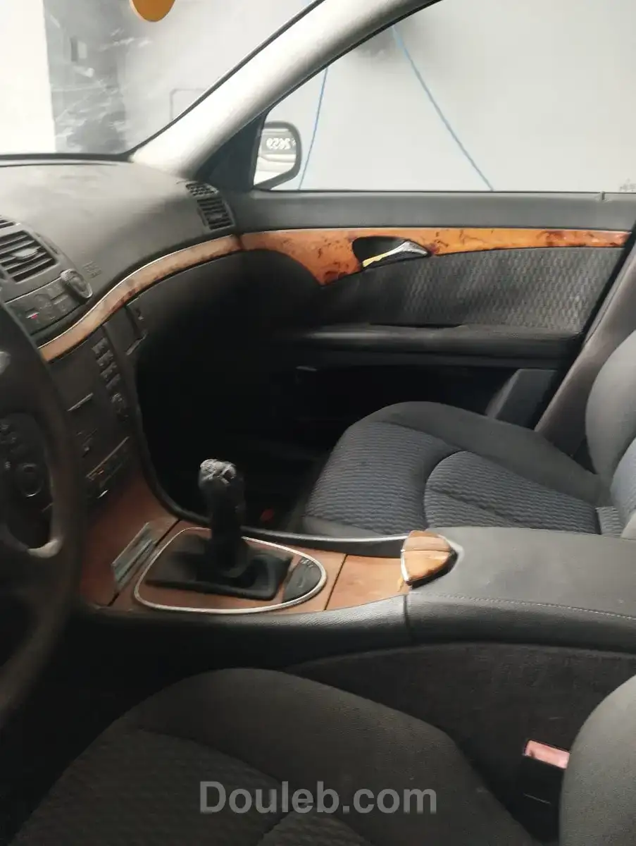 Mercedes e220 - Miniature 4