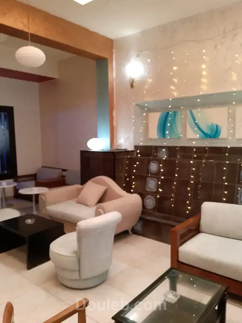 Serveuse pour salon de thé espace fêtes - Miniature 3