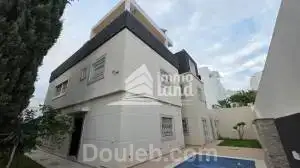 Une villa avec piscine aux jardins - Miniature 2