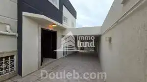 Une villa avec piscine aux jardins - Miniature 3