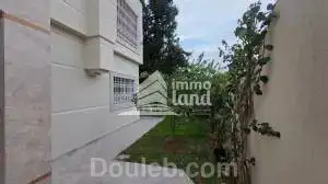 Une villa avec piscine aux jardins - Miniature 4