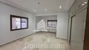 Une villa avec piscine aux jardins - Miniature 5