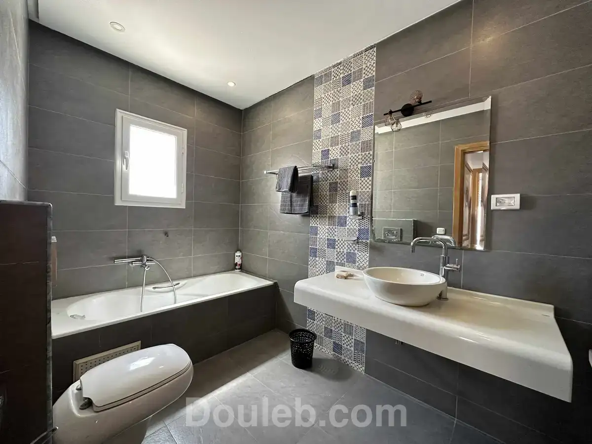 Etage de villa s3 neuf meublé à ennasr 2 - Miniature 4