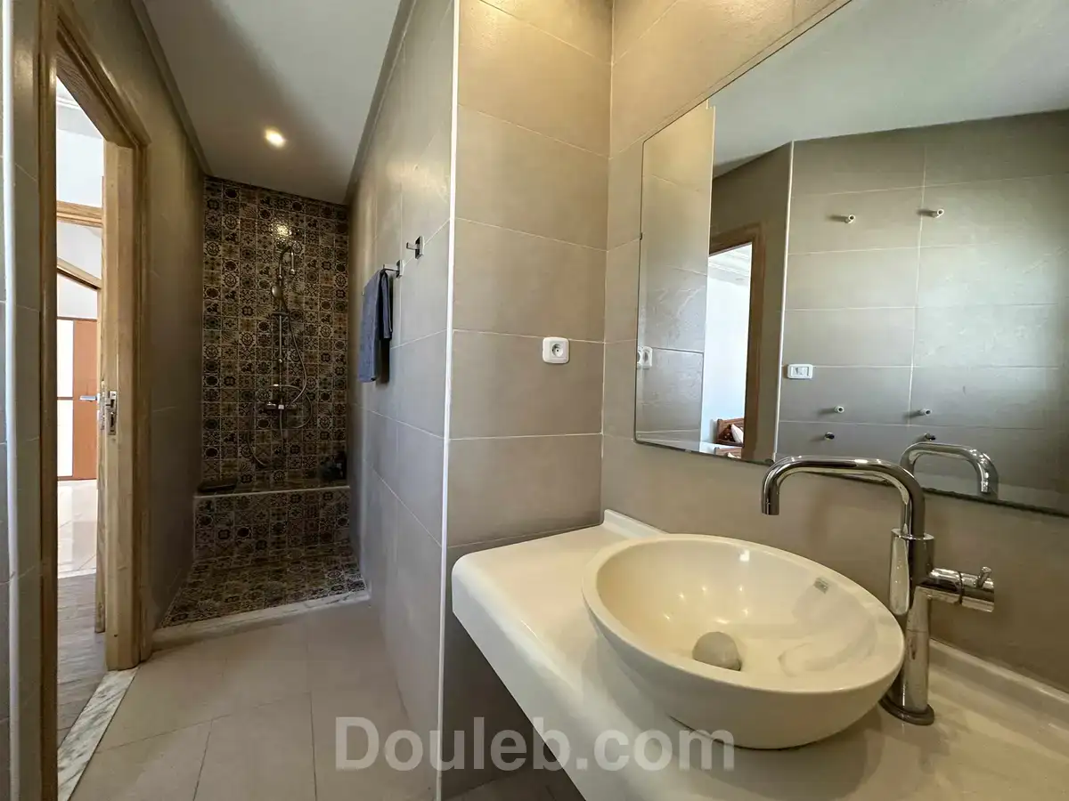 Etage de villa s3 neuf meublé à ennasr 2 - Miniature 5