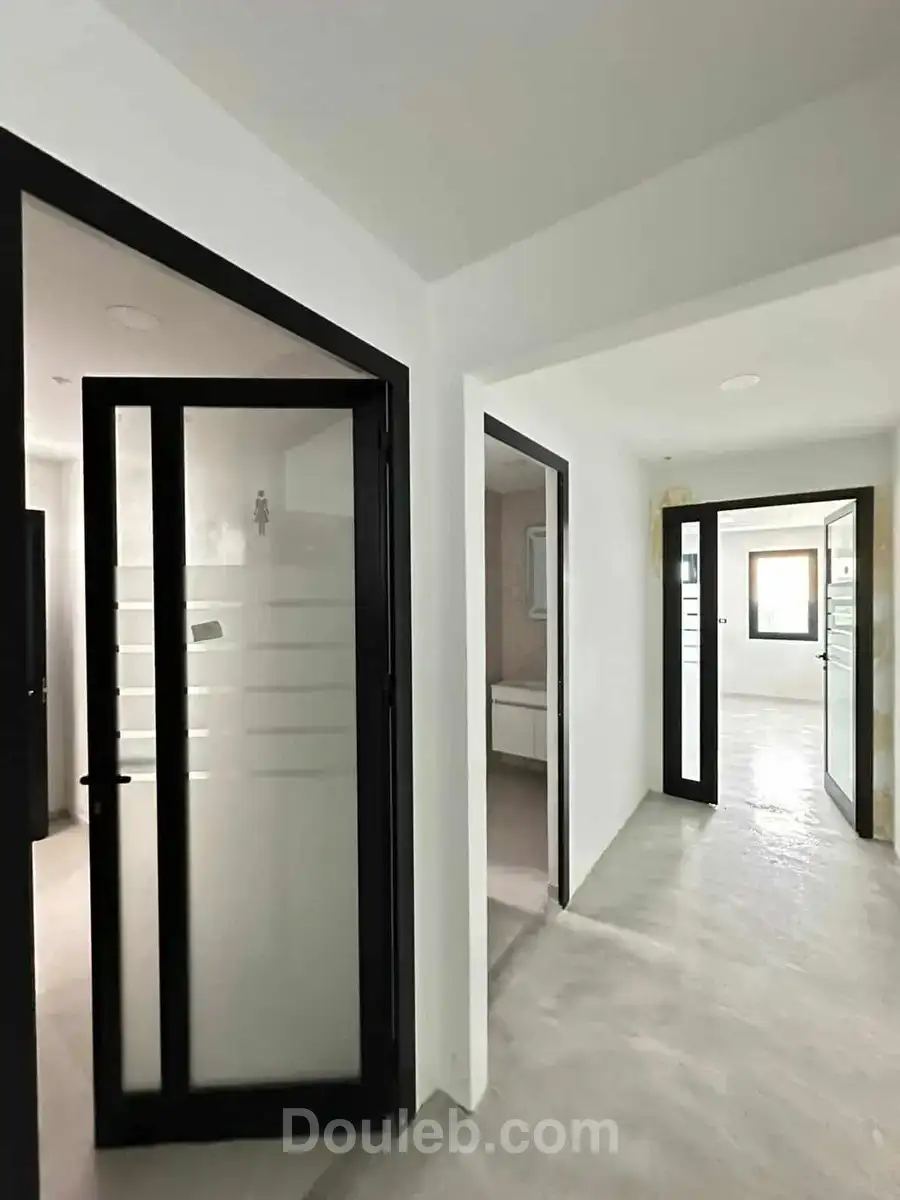 Showroom double hauteur 200 m au lac 3 - Miniature 2