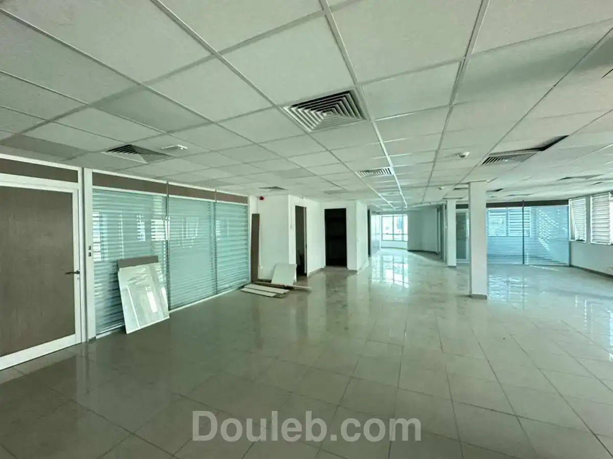 Open space avc des bureaux sup 700m lac 1 - Miniature 3