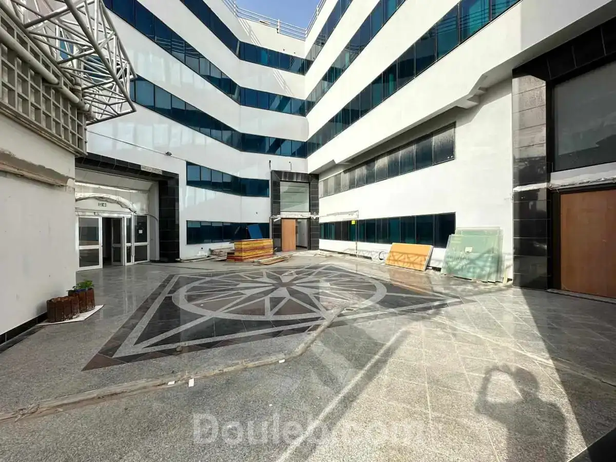 Immeuble 5400 m renové au lac 1