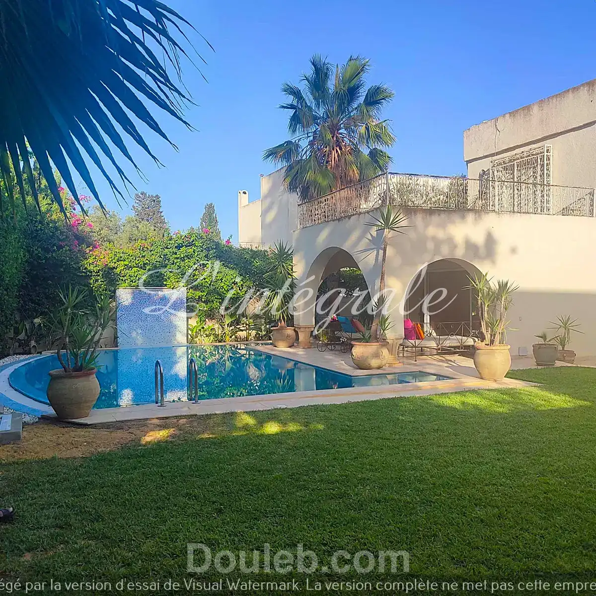 Superbe villa avec piscine vide ou meublé - Miniature 2