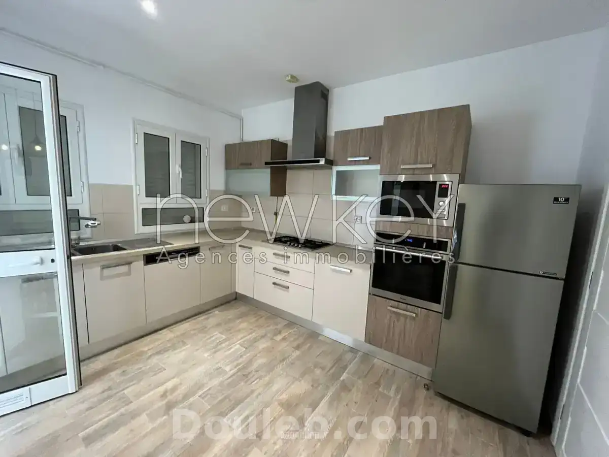 Triplex avec piscine à gammarth - Miniature 4