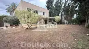 Une villa de 751m2 terrain et 450m2 - Miniature 2