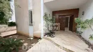 Une villa de 751m2 terrain et 450m2 - Miniature 3