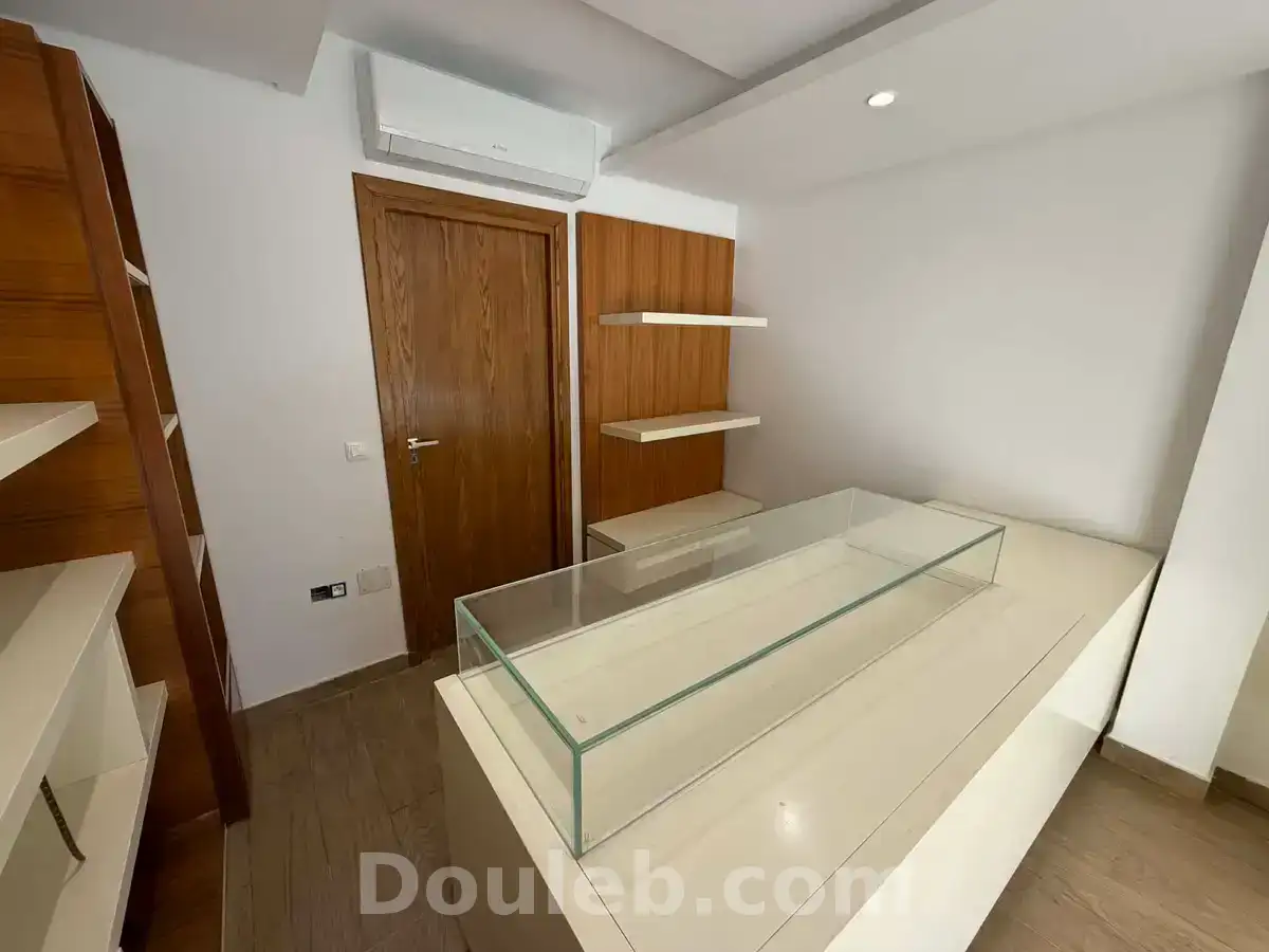 Local commercial aménagé de 40m à ennasr 2 - Miniature 4