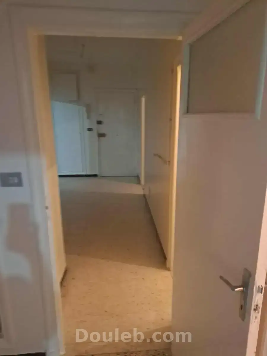 Appartement s3 3éme étage ariana ville - Miniature 4