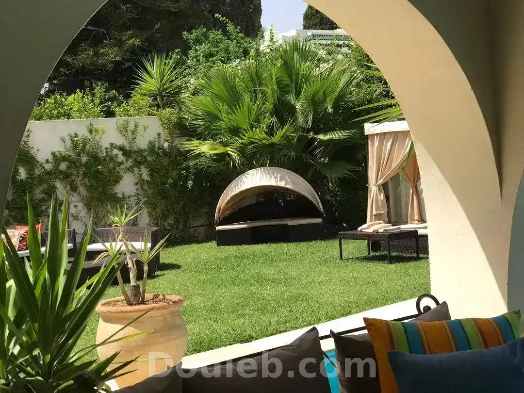 Villa avec un grand jardin et une piscine - Miniature 3