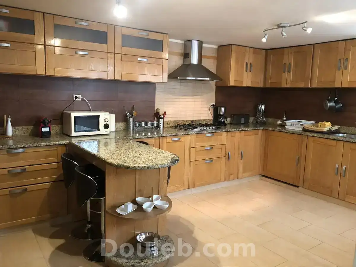 Villa avec un grand jardin et une piscine - Miniature 4