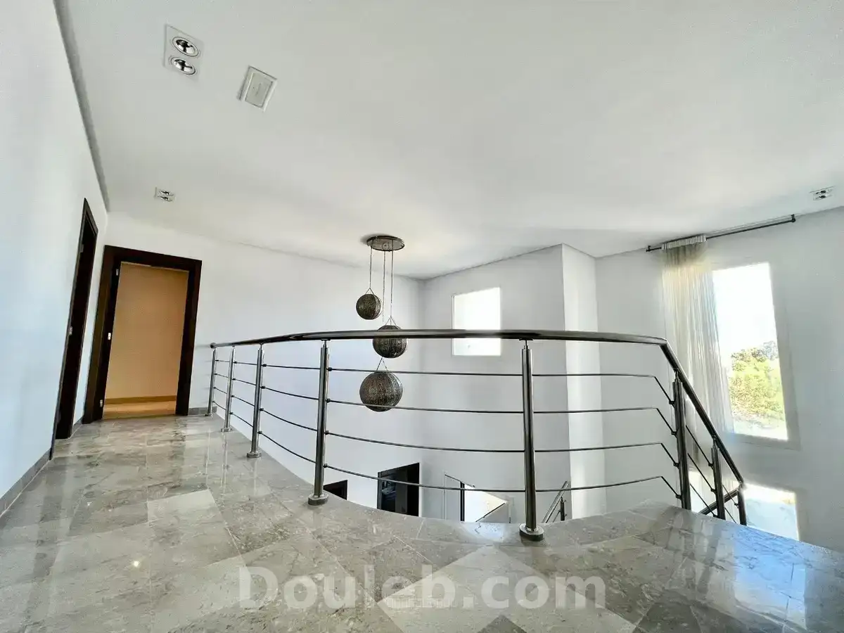 Villa s4 avec piscine à gammarth - Miniature 2