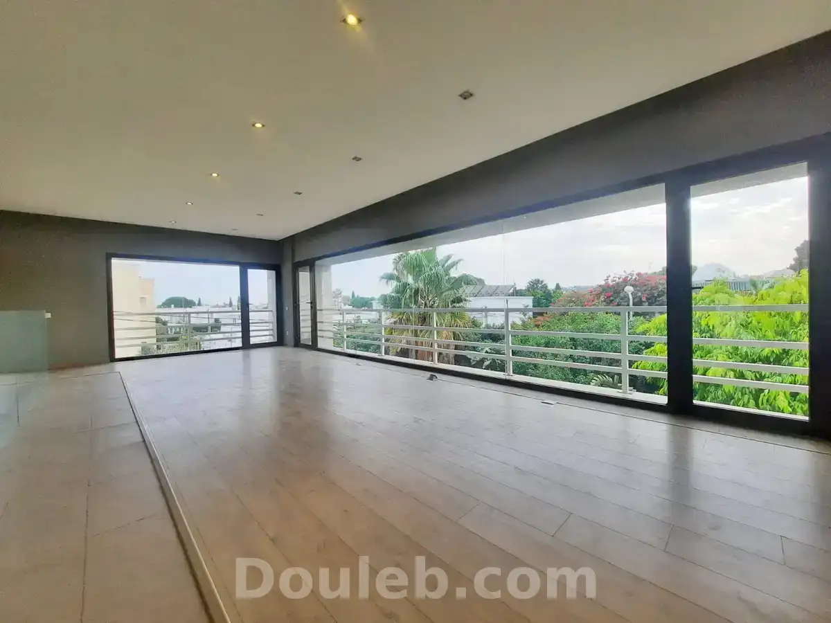 Coquette villa avec une piscine - Miniature 5