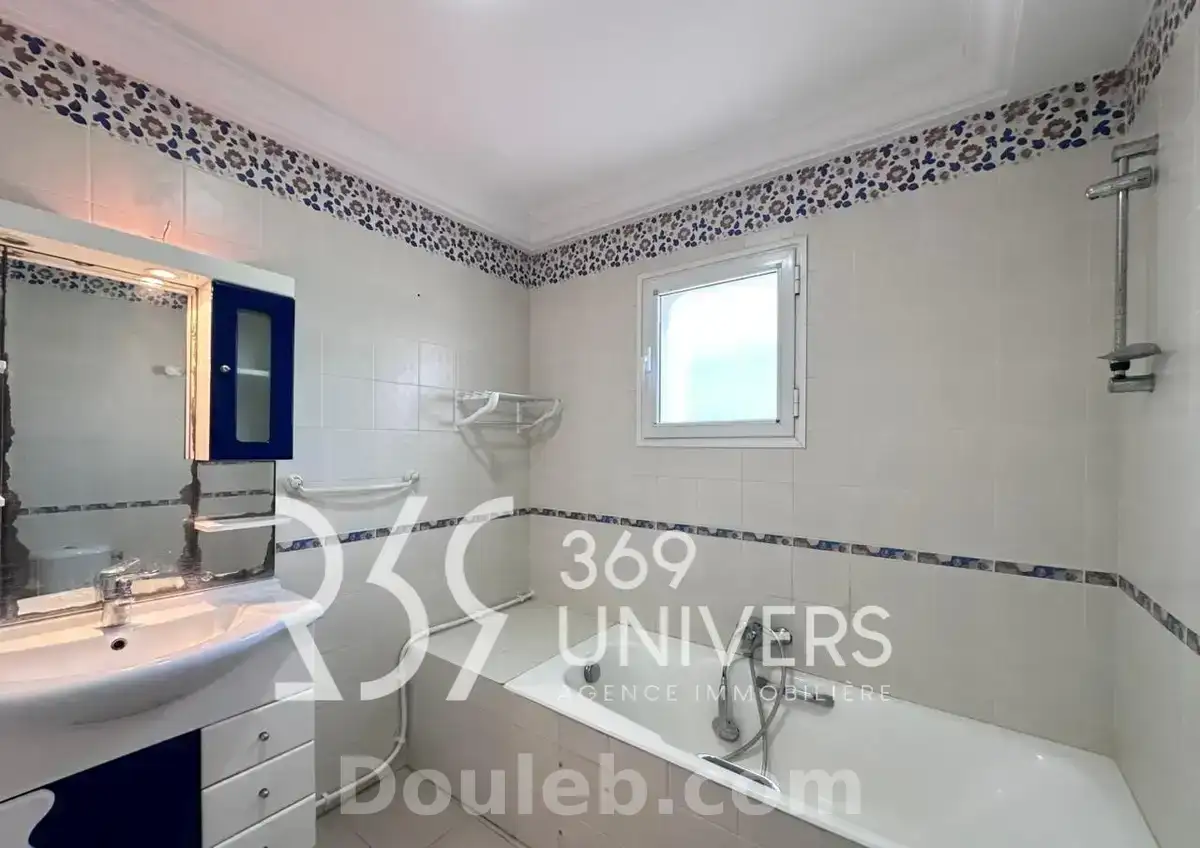 Etage avec balcon à la marsa - Miniature 3