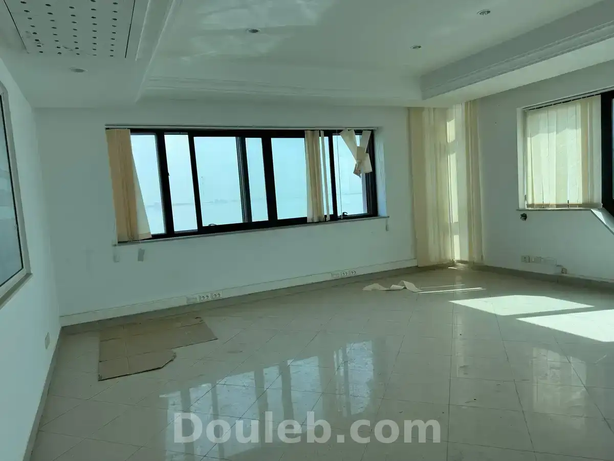 Immeuble 4450 m2 retapé à neuf au berge du lac 1 - Miniature 2