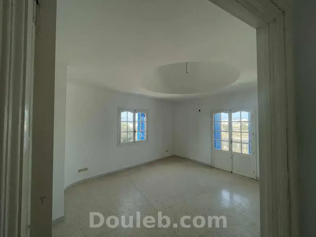 Appartement vue sur mer à la zone touristique - Miniature 4