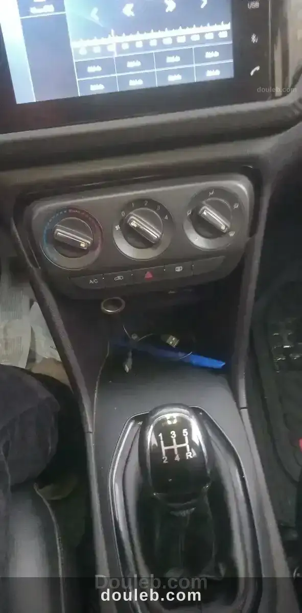 Voiture très propre presque neuve à Tunis