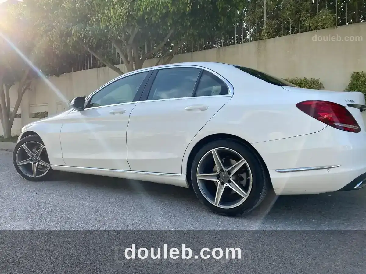 Mercedes c180 w205 à Tunis