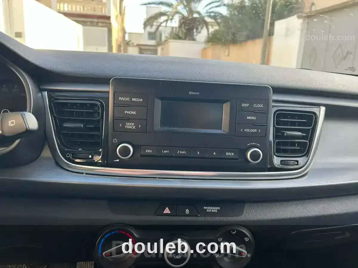 Kia rio noire série 228 à Tunis