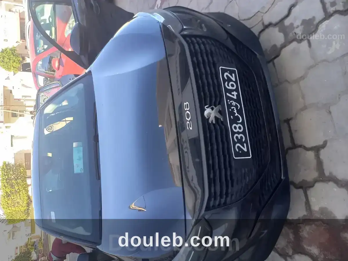 Voiture presque neuve de particulier populaire à Tunis