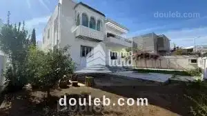 Villa de 598m2 terrain et 380m2 bti à Tunis
