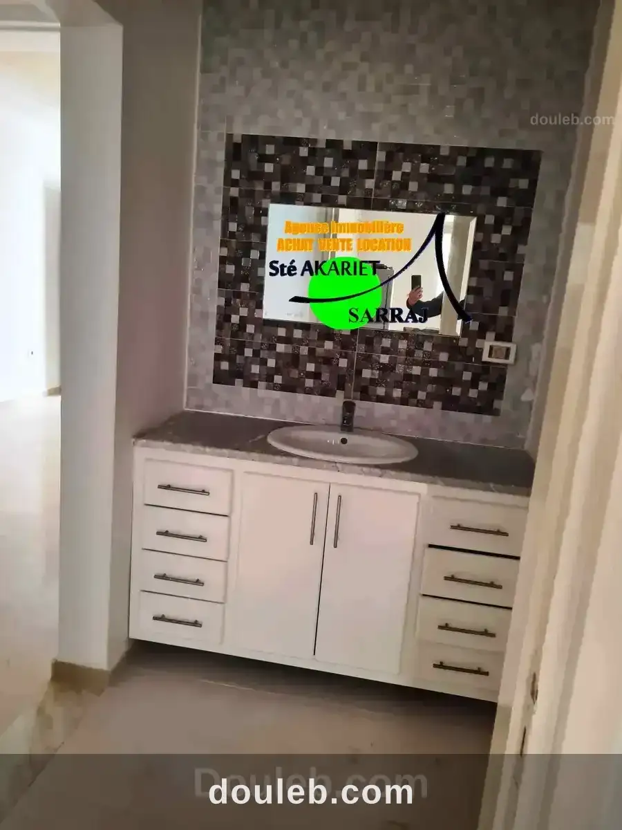 Lumineux triplex s4 zone des villas sahloul 4 à Tunis