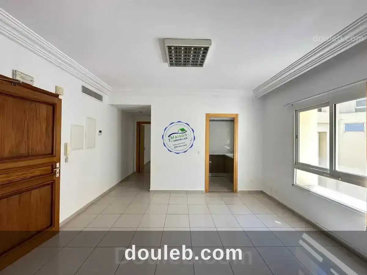 Bureau h2 de 81 m aux berges du lac 1 à Tunis