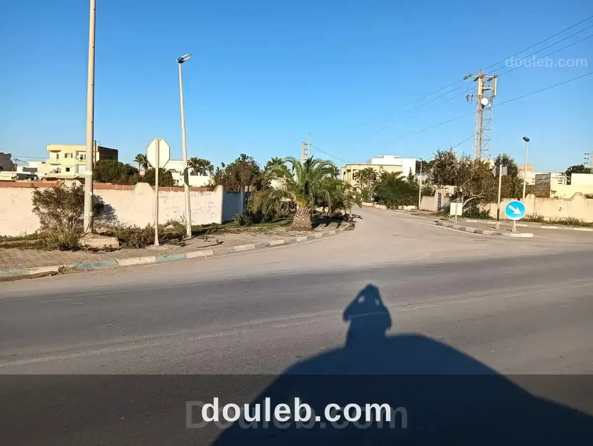 Un terrain sur la route principale de raoued plage - Miniature 2