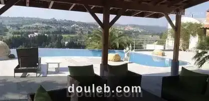 Villa avec piscine - Miniature 2