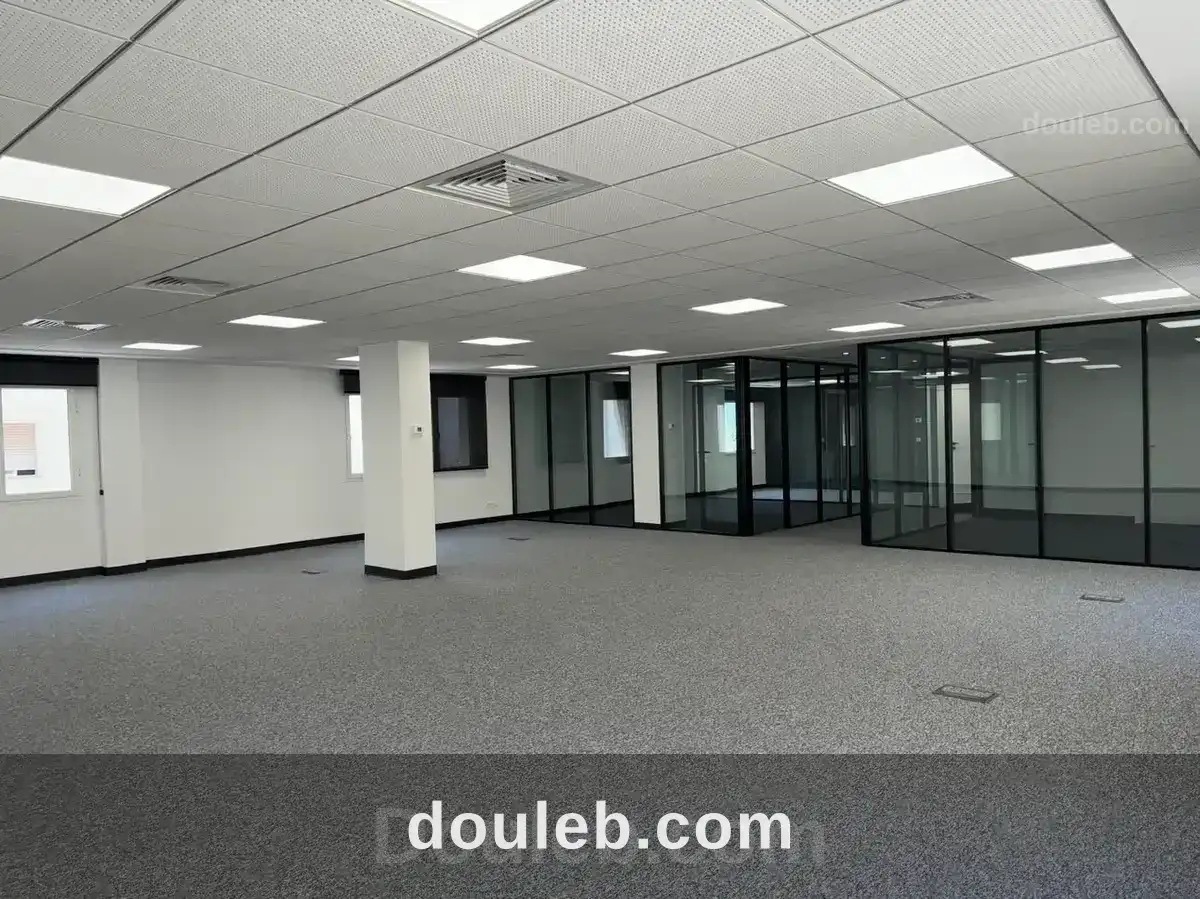 Super bureau 300 m2 retapé à neuf au lac 1 - Miniature 4