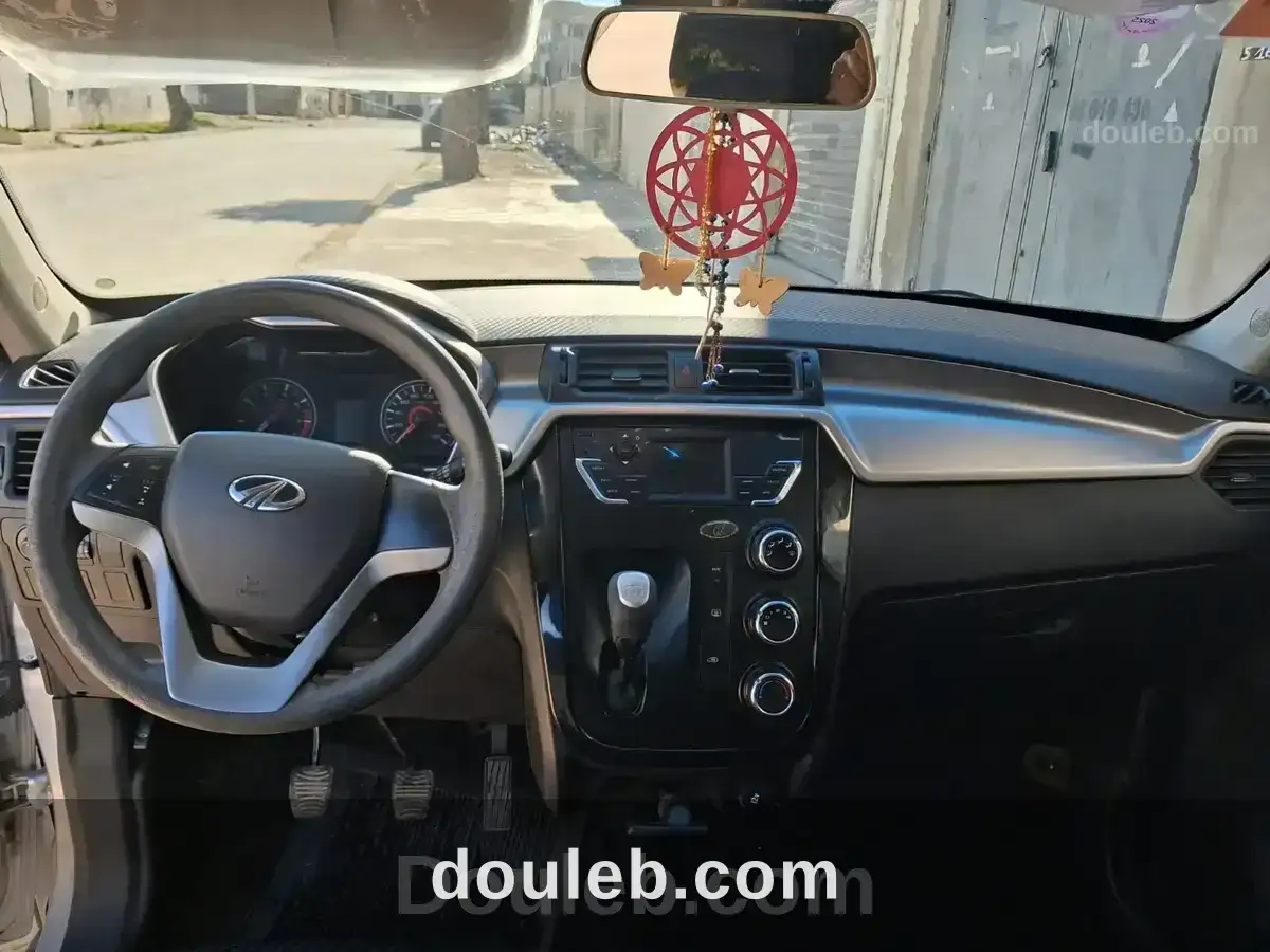 Voiture mahaindra kuv100 - Miniature 3