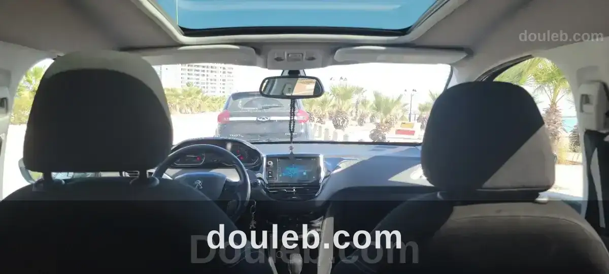 Femme vend peugeot 2008 5cv toit cielo panoramique - Miniature 5