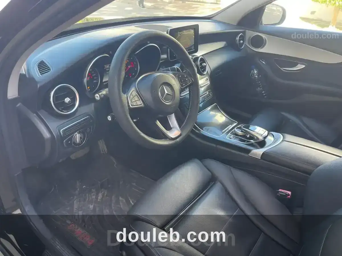 Une belle voiture mercedes - Miniature 3