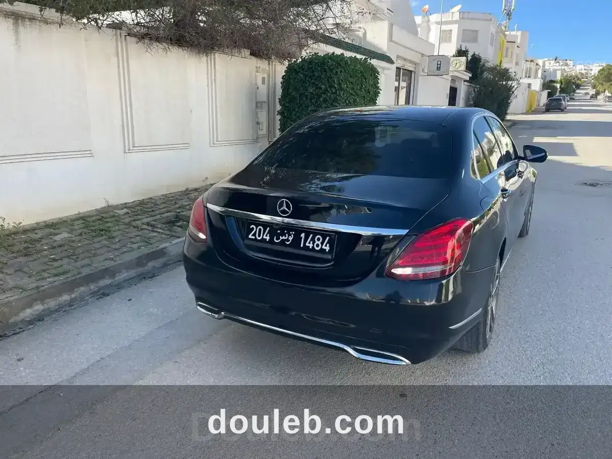 Une belle voiture mercedes - Miniature 5