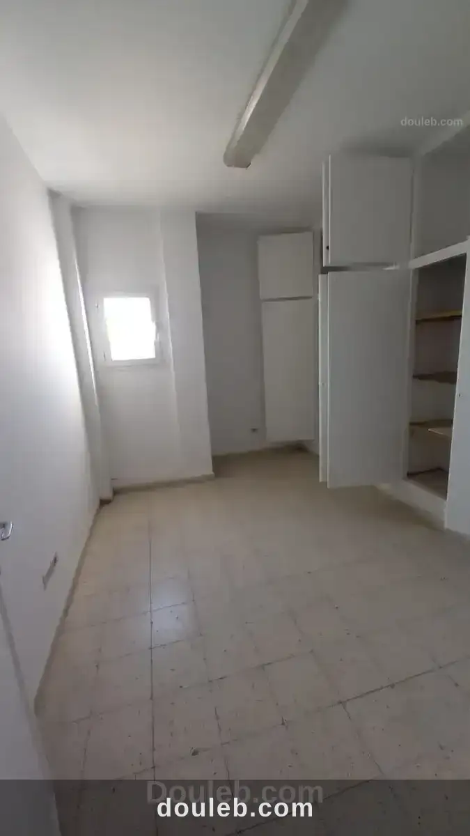 Al bureau s4 ariana ville à Tunis