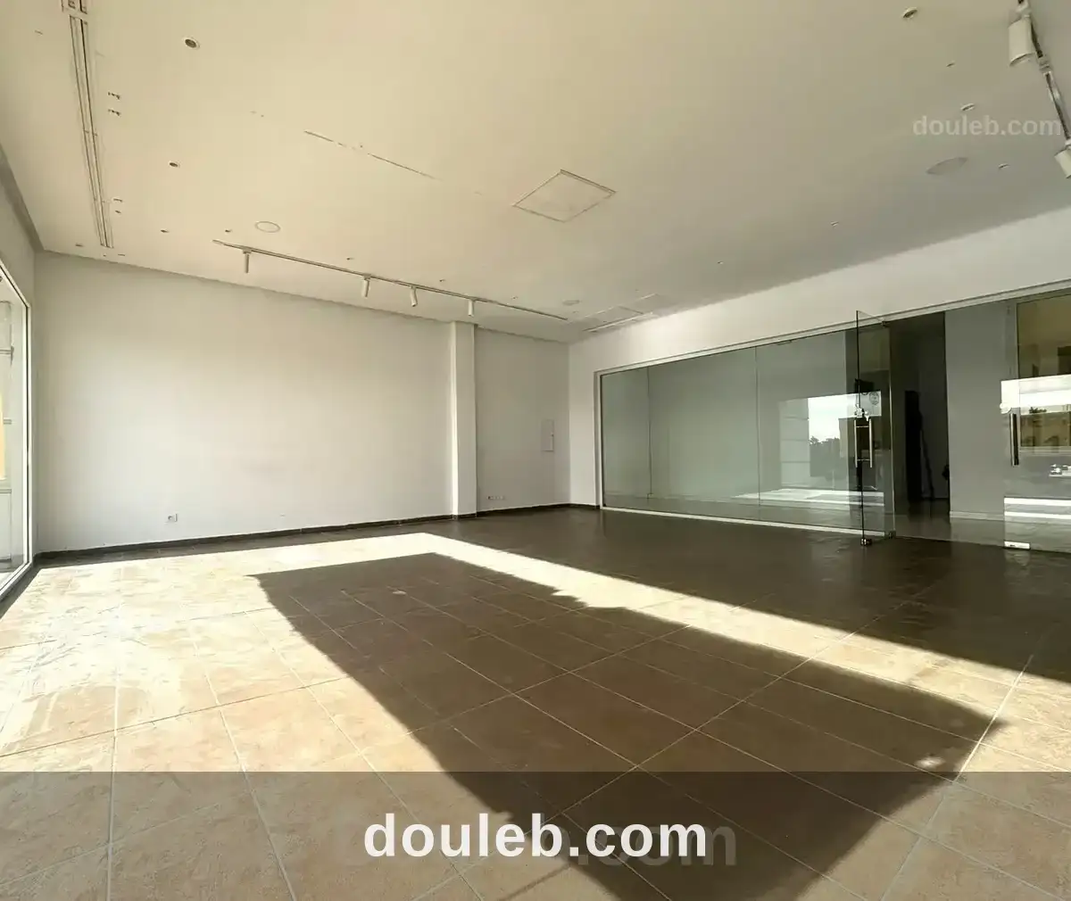 Local commercial sur la route de la marsa à Tunis