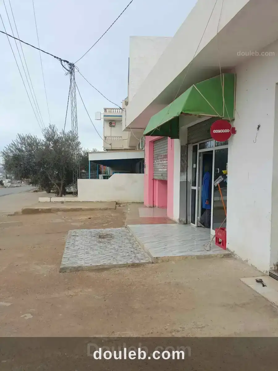 Av 3 garages sur la route à hammamet sud à Tunis