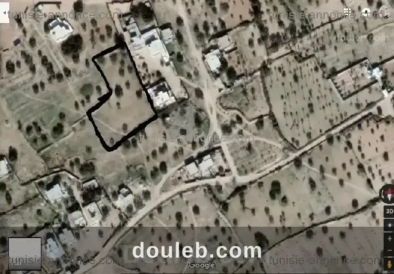 Lot à coté d'une route goudronnée à Tunis