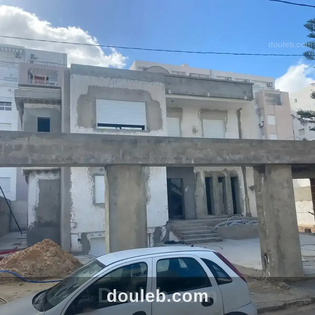 Magnifique villa moderne inachevée à 80 pourcent à Tunis