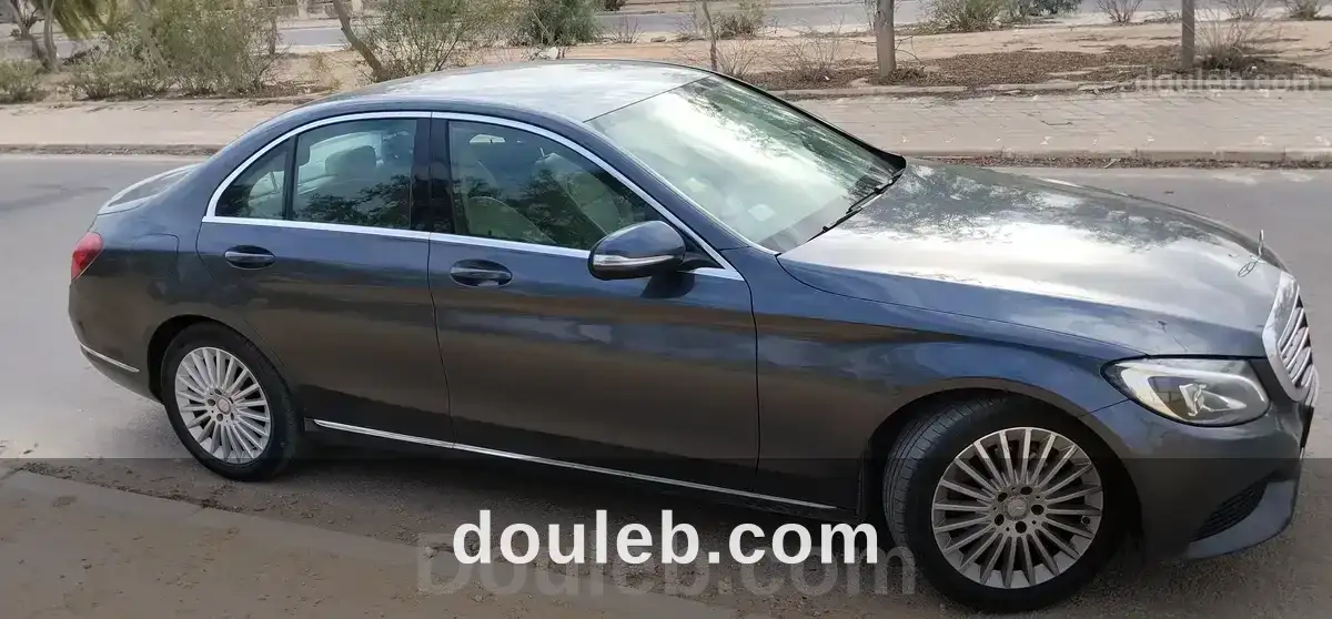 Joli mercedes c200 - Miniature 3