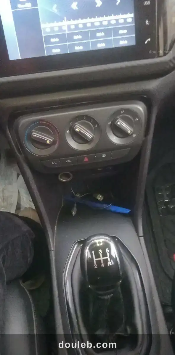 Voiture très propre presque neuve à Tunis