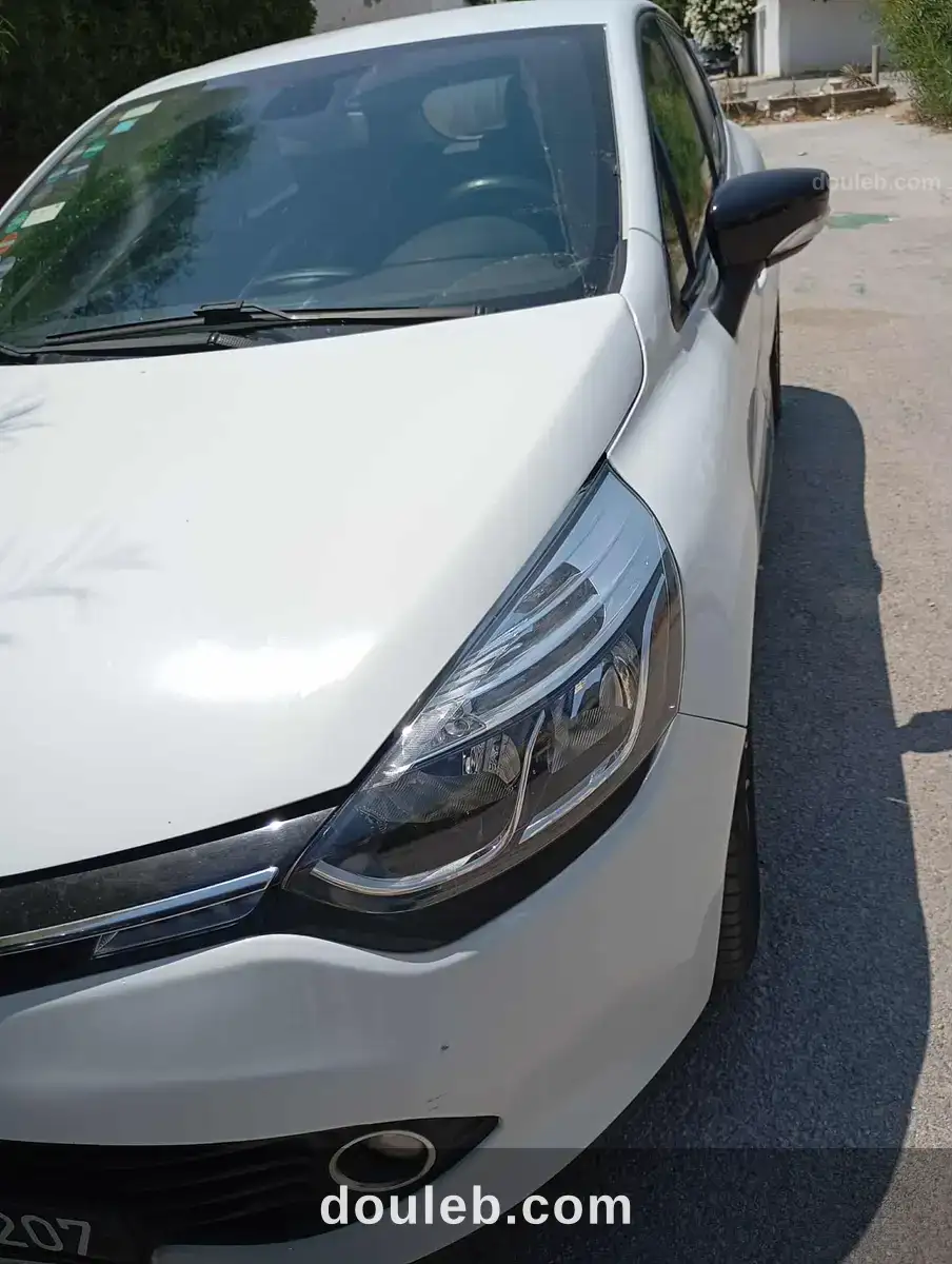 Clio 4 de couleur blanche en très bon etat à Tunis