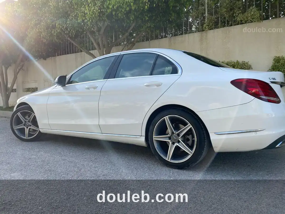 Mercedes c180 w205 à Tunis